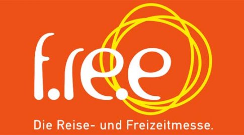 Das Logo der Reise- und Freizeitmesse f.re.e hat ist in weiß auf einen orangen Hintergrund geschrieben. Auf dem Hintergrund, hinter der Schrift sind mehrere gelbe Kreise übereinander gezeichnet.
