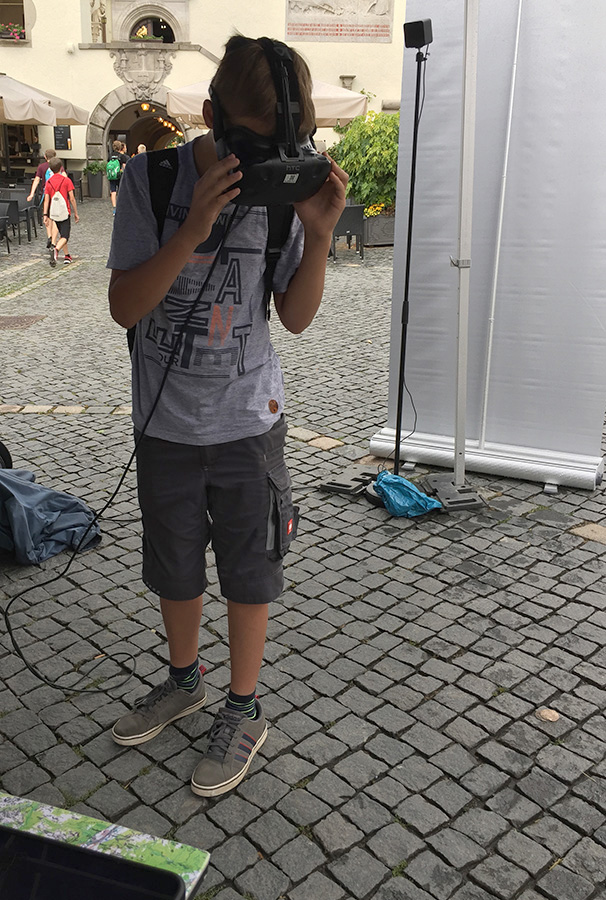 Junger Besucher scheut durch eine VR-Brille