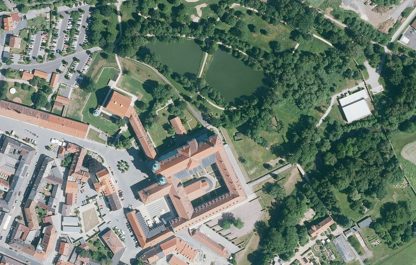 Dad Farbluftbild zeigt die Anlage des Klosters Waldsassen, 2019 mit dem angrenzenden Stadtpark.