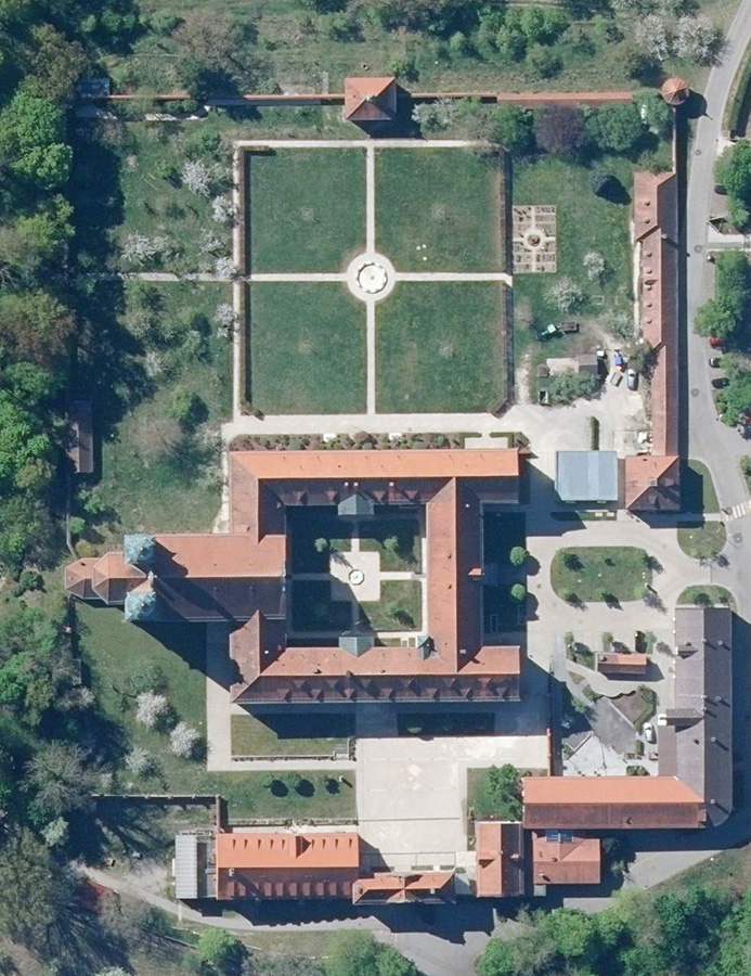 Farbluftbild der Anlage des ehemaliges Kloster Holzen, 2020.