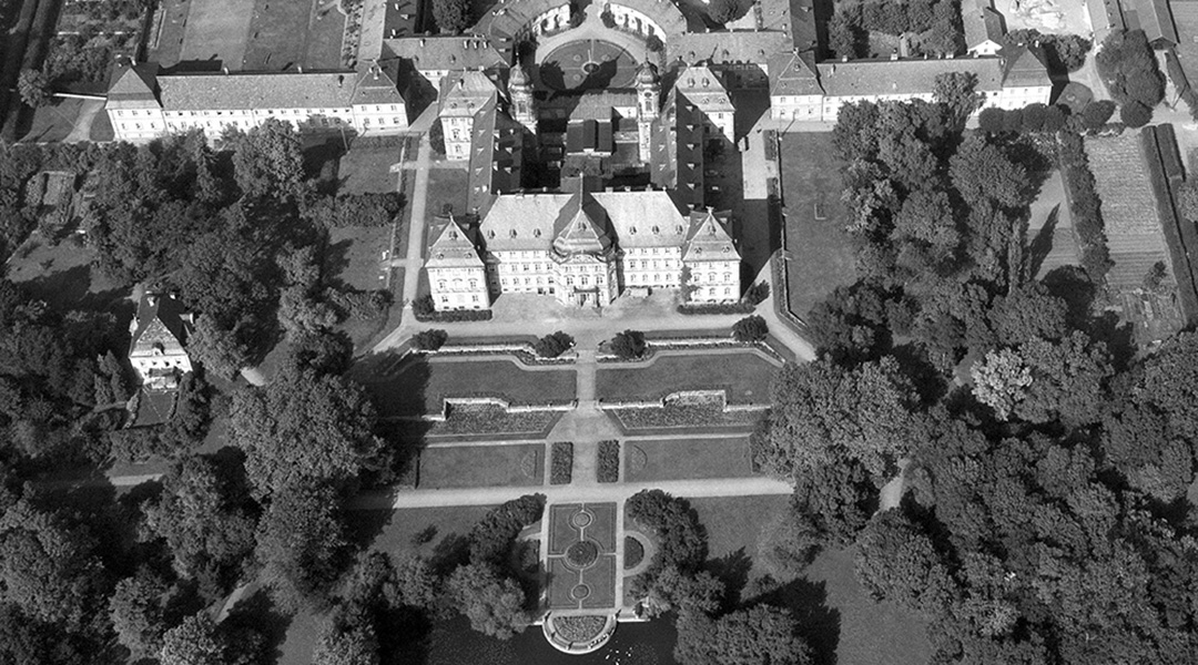 Das Schrägluftbild zeigt das barocke Schlossgebäude von Schloss Werneck, in schwarz-weiß im Jahre 1962.