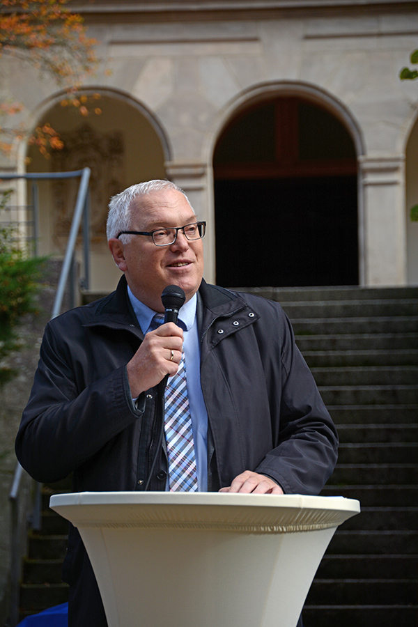 LDBV-Vizepräsident Ferdinand Roßmeier hält eine Rede vor dem Eingang des neuen Dienstgebäudes in Windischeschenbach.
