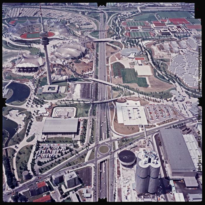 Schrägbild: links der Olympiaturm, in der Bildmitte verläuft senkrecht der Mittlere Ring, rechts das Olympiadorf
