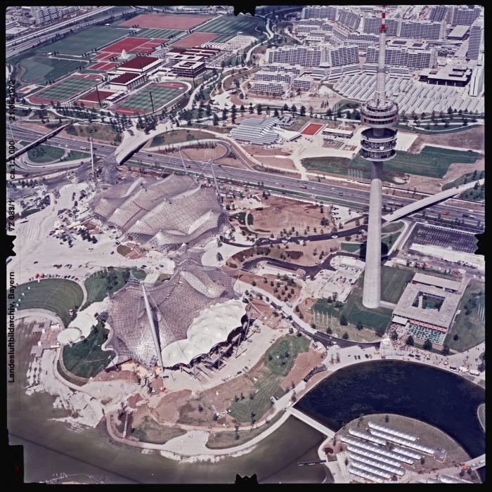 Schrägbild: im Mittelpunkt die Olympiaschwimmhalle, rechts der Olympiaturm
