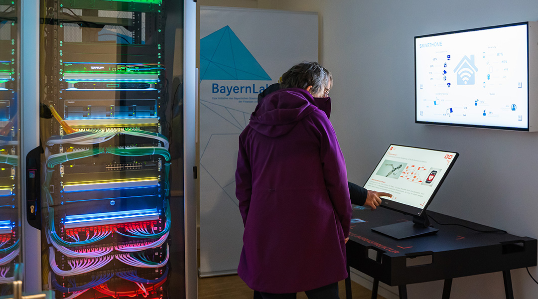 Besucher informieren sich am Tag der offenen Tür im Serverraum des BayernLabs über die Digitale Infrastruktur