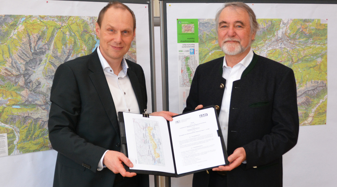 LDBV-Präsident Daniel Kleffel (links) und DAV-Präsident Roland Stierle mit dem neuen Vertrag