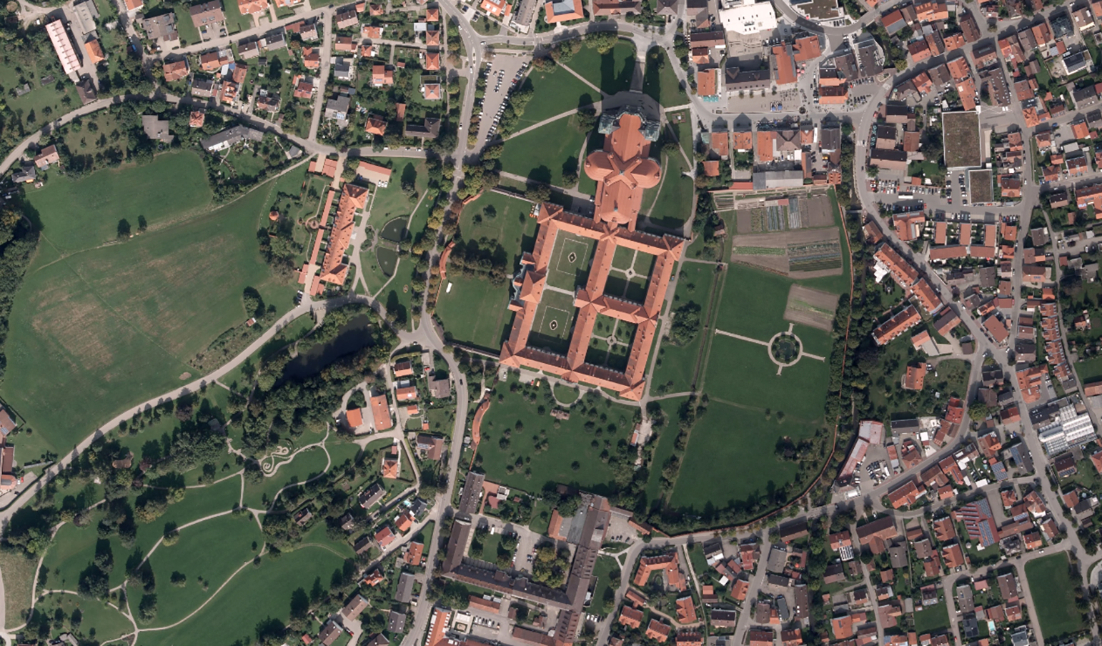 Das Farbluftbild zeigt die Klosteranlage Ottobeuren, 2018.