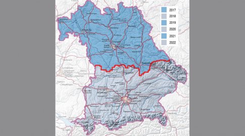 Eine Bayernkarte ist in einen nördlichen und einen südlichen Teil aufgeteilt. Der Norden Bayerns in Blau markiert. Der Süden Bayerns ist in einem helleren Blau markiert.