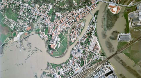Das Luftbild zeigt die Flüsse Wörnitz und Donau, die nach starken Regenfällen in Donauwörth über die Ufer getreten sind