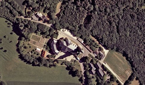 Das Luftbild zeigt die Basilika umgeben von Wald und Wiese