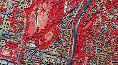 Von oben sieht man rote farbige Stadt München mit blauen Fluss