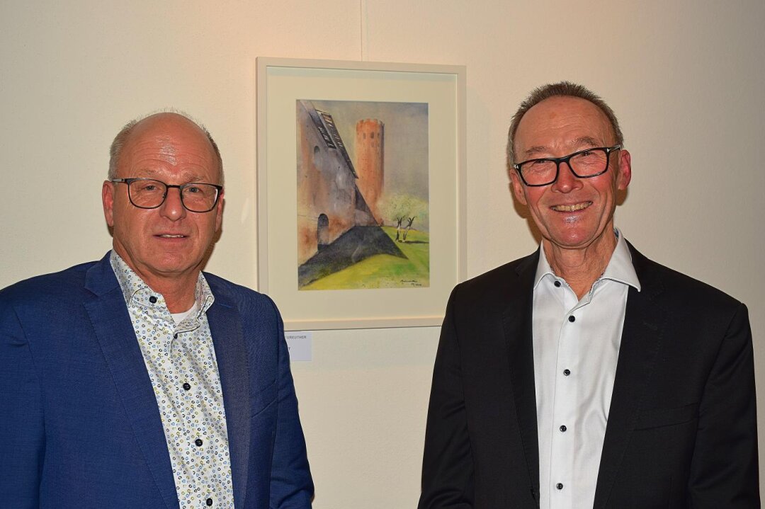 Andreas Neureuther und Peter Lauber Der Künstler Andreas Neureuther und Amtsleiter Peter Lauber stehen vor einem Bild des Künstlers