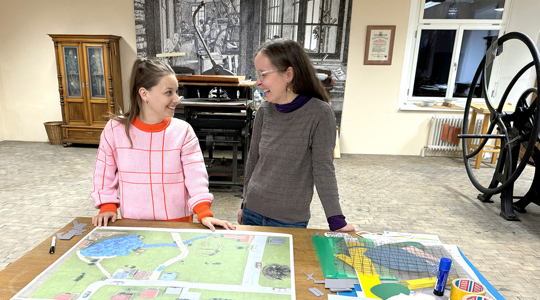 Filmaufnahmen in der Druckhistorischen Werkstatt des LDBV Zu sehen ist ein Tisch mit einer Karte des fiktiven Ortes